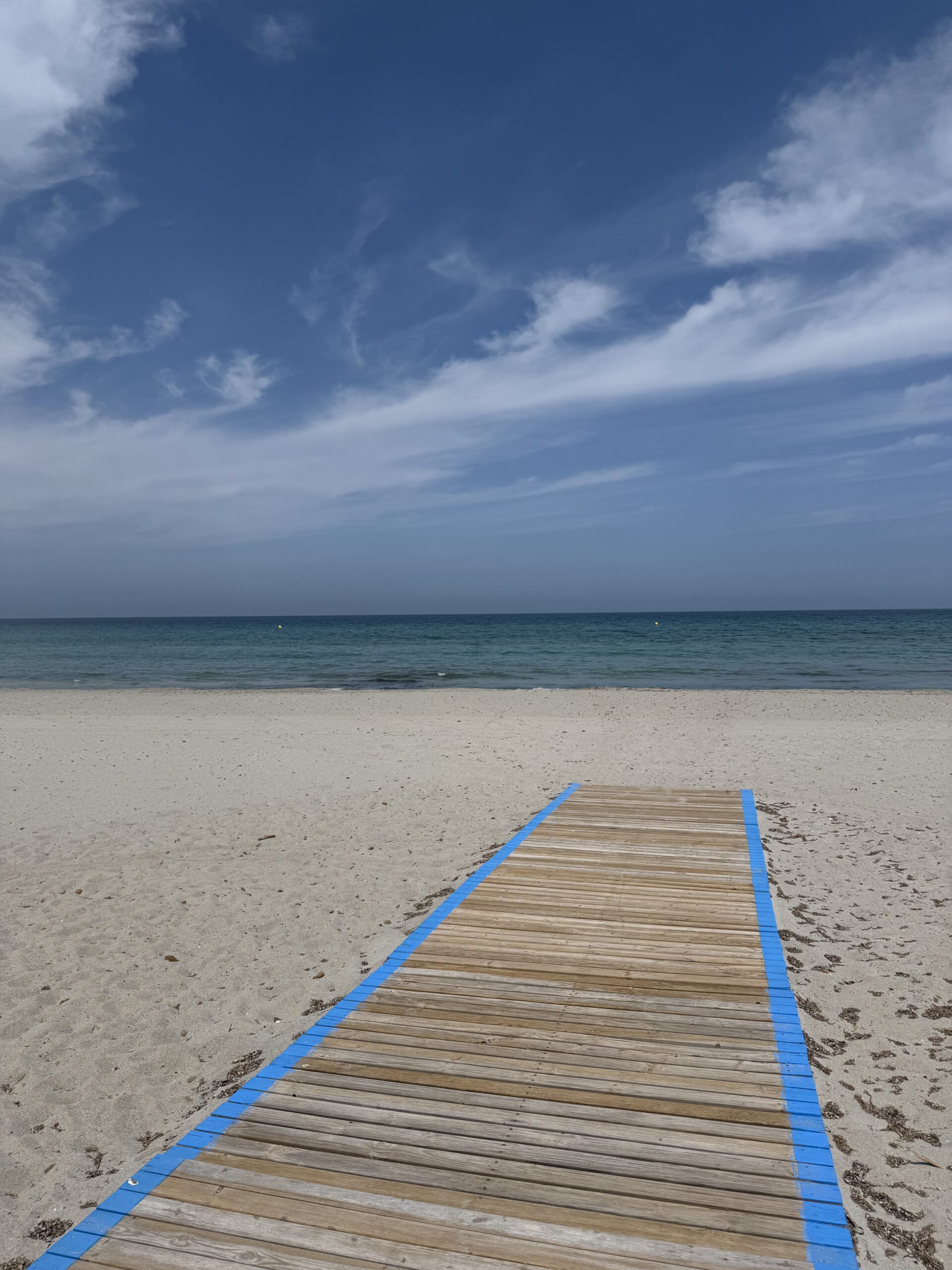 Holzsteg durch die Dünen zum Mittelmeerstrand