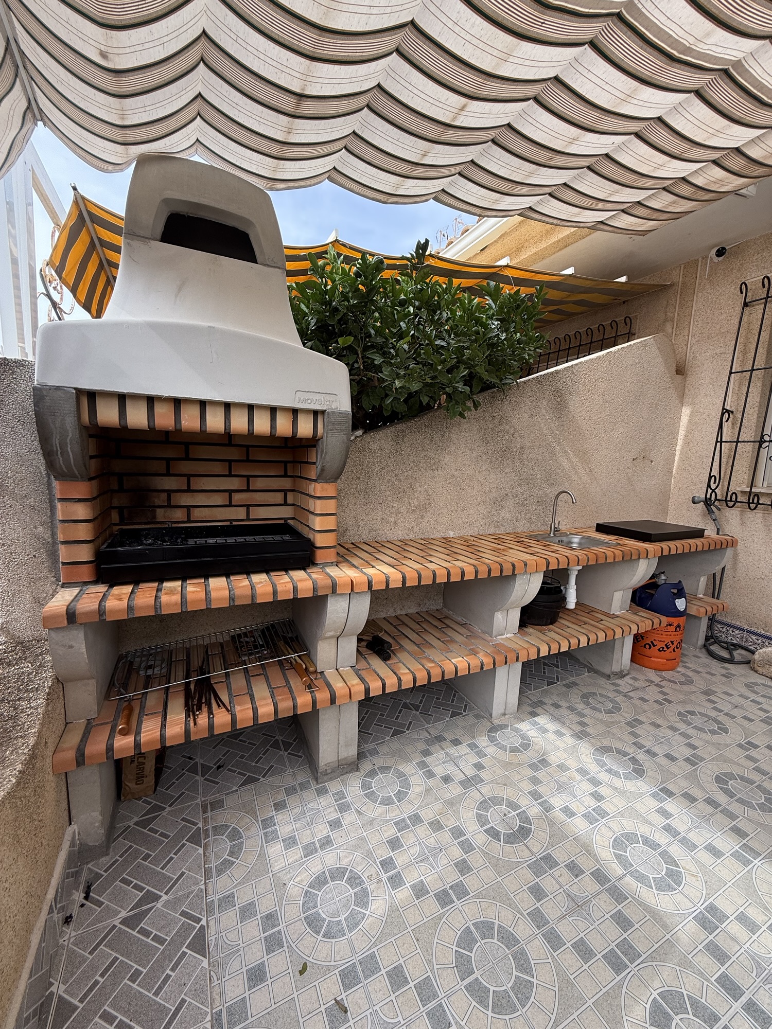 Outdoorküche mit Grill